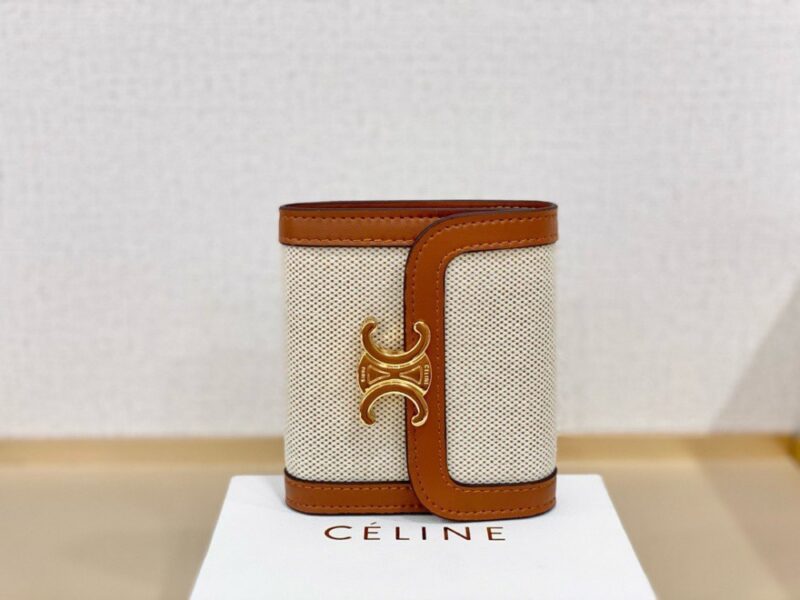 【AT2573】Celineのショートウォレットは非常に美しく、専門店と同期して、上質な牛革を使用しており、精巧でおしゃれです！
