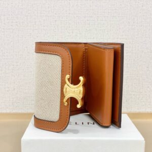 【AT2573】Celineのショートウォレットは非常に美しく、専門店と同期して、上質な牛革を使用しており、精巧でおしゃれです！