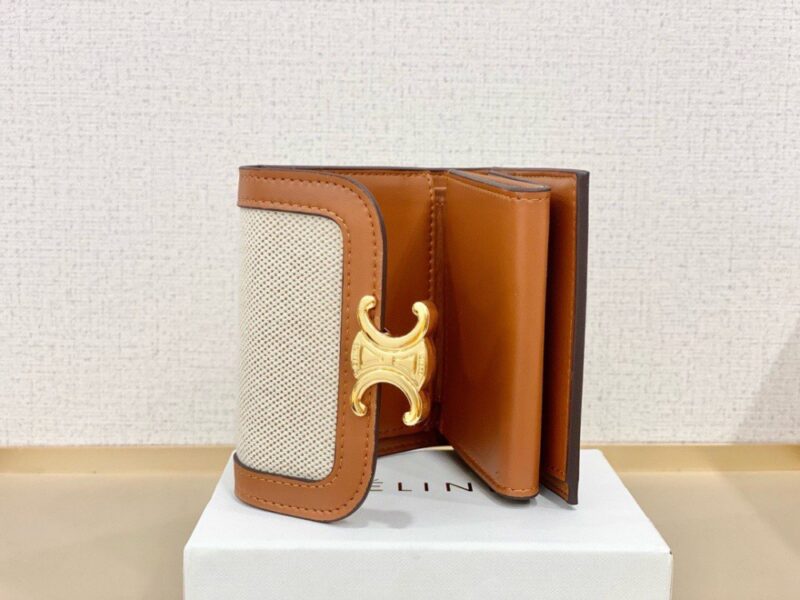 【AT2573】Celineのショートウォレットは非常に美しく、専門店と同期して、上質な牛革を使用しており、精巧でおしゃれです！