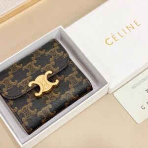【AT2574】Celineのショートウォレットは非常に魅力的なシリーズで、専用カウンターで同時展開しています。トップグレインレザーを使用し、精巧でファッショナブルです！