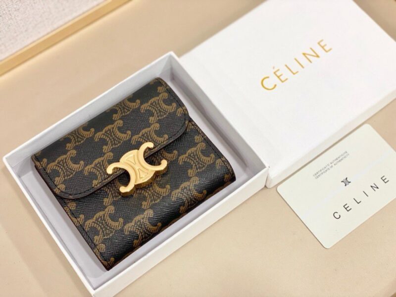 【AT2574】Celineのショートウォレットは非常に魅力的なシリーズで、専用カウンターで同時展開しています。トップグレインレザーを使用し、精巧でファッショナブルです！