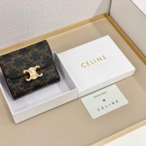 【AT2574】Celineのショートウォレットは非常に魅力的なシリーズで、専用カウンターで同時展開しています。トップグレインレザーを使用し、精巧でファッショナブルです！