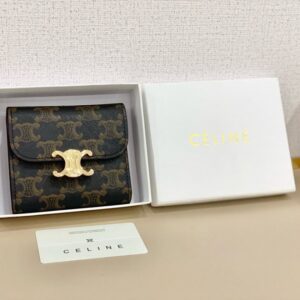 【AT2574】Celineのショートウォレットは非常に魅力的なシリーズで、専用カウンターで同時展開しています。トップグレインレザーを使用し、精巧でファッショナブルです！
