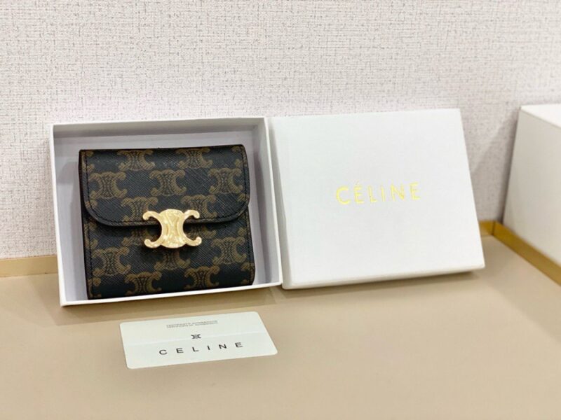 【AT2574】Celineのショートウォレットは非常に魅力的なシリーズで、専用カウンターで同時展開しています。トップグレインレザーを使用し、精巧でファッショナブルです！