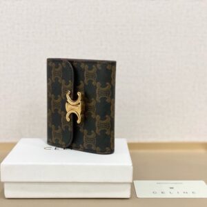 【AT2574】Celineのショートウォレットは非常に魅力的なシリーズで、専用カウンターで同時展開しています。トップグレインレザーを使用し、精巧でファッショナブルです！