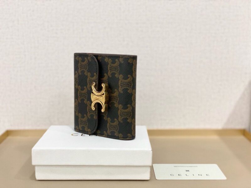 【AT2574】Celineのショートウォレットは非常に魅力的なシリーズで、専用カウンターで同時展開しています。トップグレインレザーを使用し、精巧でファッショナブルです！