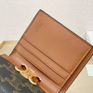【AT2574】Celineのショートウォレットは非常に魅力的なシリーズで、専用カウンターで同時展開しています。トップグレインレザーを使用し、精巧でファッショナブルです！