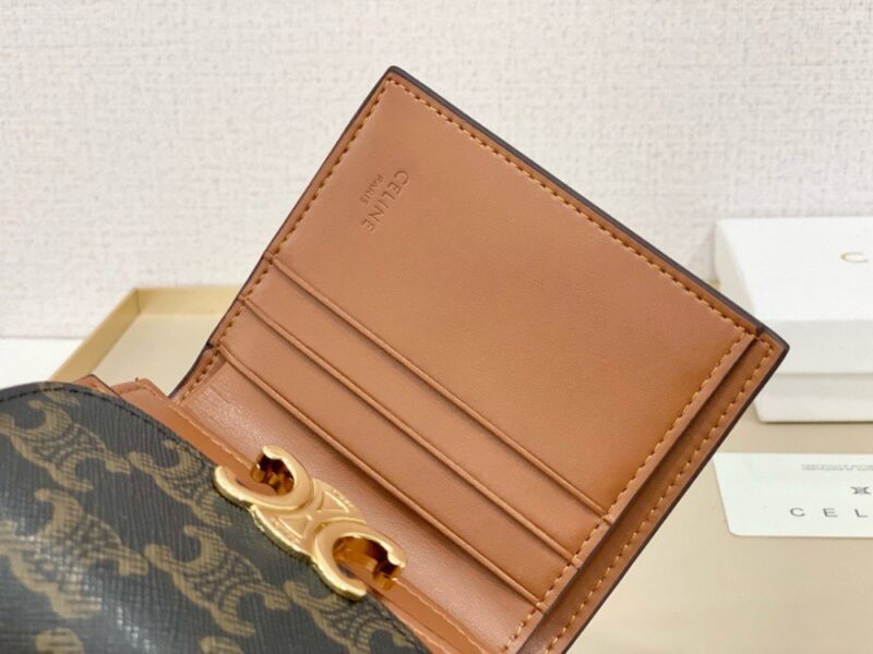 【AT2574】Celineのショートウォレットは非常に魅力的なシリーズで、専用カウンターで同時展開しています。トップグレインレザーを使用し、精巧でファッショナブルです！