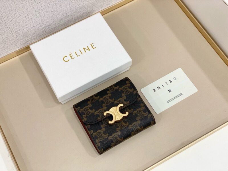 【AT2574】Celineのショートウォレットは非常に魅力的なシリーズで、専用カウンターで同時展開しています。トップグレインレザーを使用し、精巧でファッショナブルです！