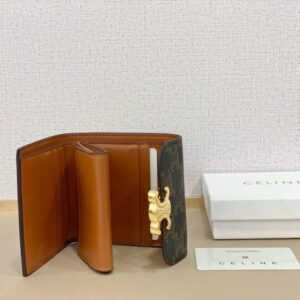 【AT2574】Celineのショートウォレットは非常に魅力的なシリーズで、専用カウンターで同時展開しています。トップグレインレザーを使用し、精巧でファッショナブルです！