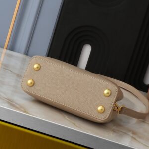 【AT2575】このLV Capucinesミニハンドバッグは、ハンドルに繊細なモノグラムの花柄が取り入れられており、立体的なLVロゴを繊細なタッチで表現しています。柔らかなデザインに鮮やかな輝きを与えています。