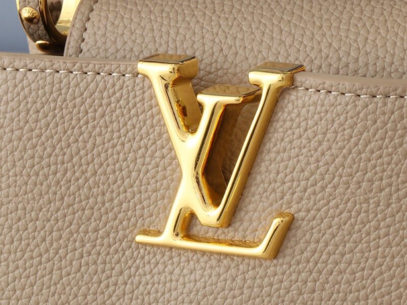 【AT2575】このLV Capucinesミニハンドバッグは、ハンドルに繊細なモノグラムの花柄が取り入れられており、立体的なLVロゴを繊細なタッチで表現しています。柔らかなデザインに鮮やかな輝きを与えています。