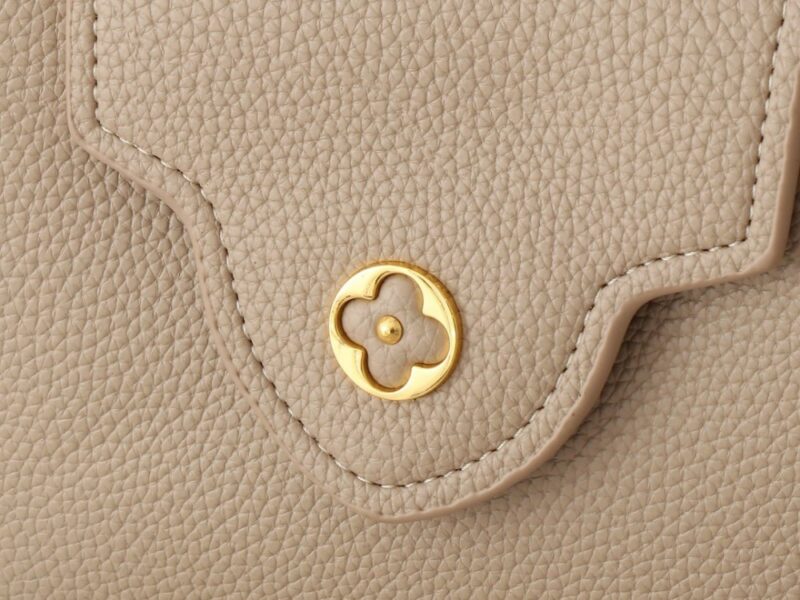 【AT2575】このLV Capucinesミニハンドバッグは、ハンドルに繊細なモノグラムの花柄が取り入れられており、立体的なLVロゴを繊細なタッチで表現しています。柔らかなデザインに鮮やかな輝きを与えています。