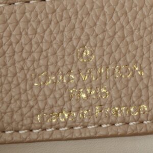 【AT2575】このLV Capucinesミニハンドバッグは、ハンドルに繊細なモノグラムの花柄が取り入れられており、立体的なLVロゴを繊細なタッチで表現しています。柔らかなデザインに鮮やかな輝きを与えています。