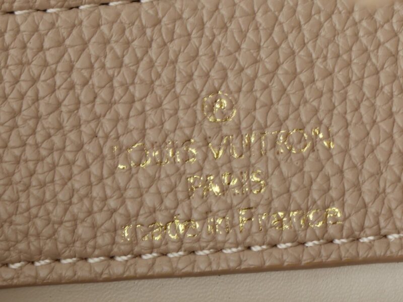 【AT2575】このLV Capucinesミニハンドバッグは、ハンドルに繊細なモノグラムの花柄が取り入れられており、立体的なLVロゴを繊細なタッチで表現しています。柔らかなデザインに鮮やかな輝きを与えています。