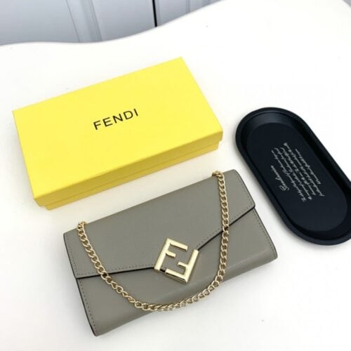【AT2577】Fendiのカウンターコレクションをシンクロさせ、肩かけも可能です。最高品質の輸入品で、仕上げは洗練されています。