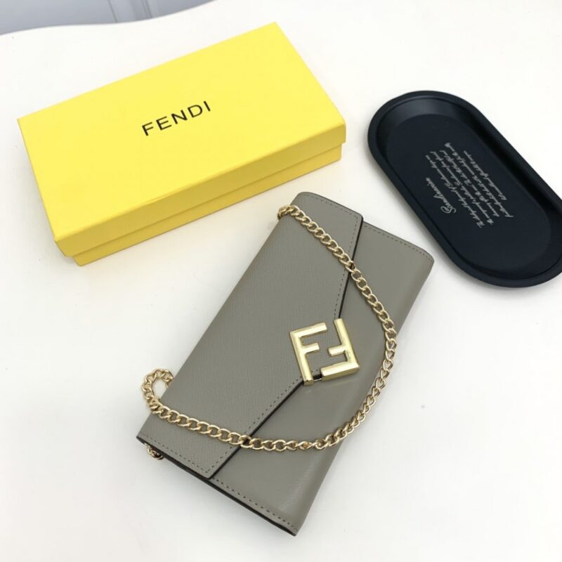 【AT2577】Fendiのカウンターコレクションをシンクロさせ、肩かけも可能です。最高品質の輸入品で、仕上げは洗練されています。