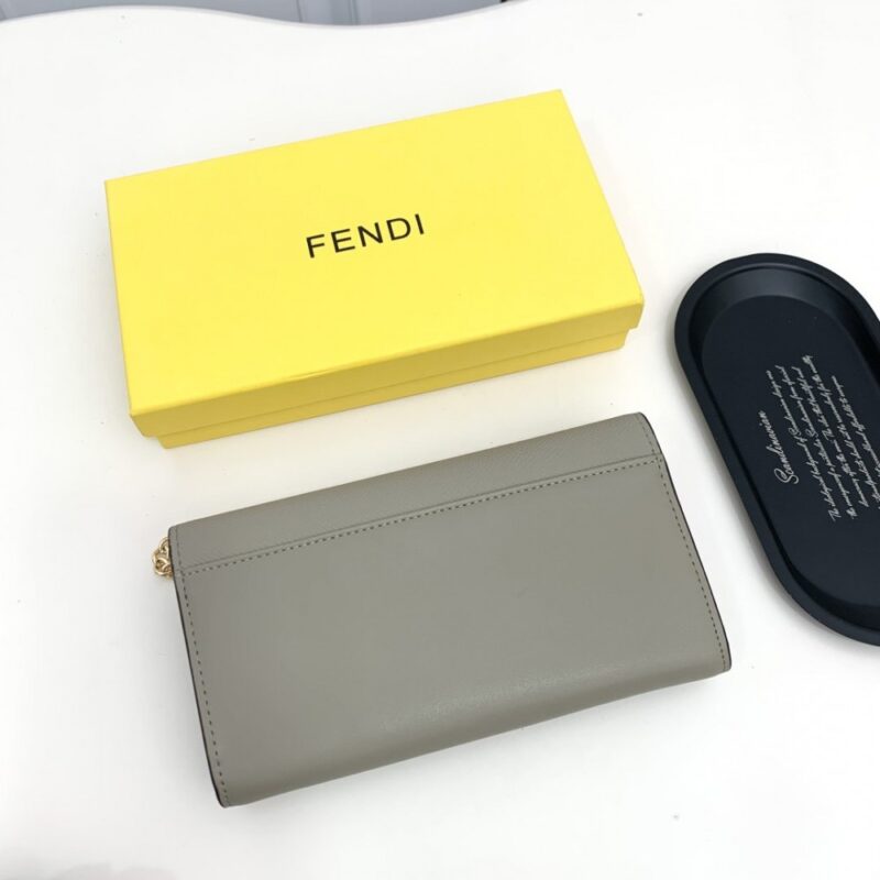 【AT2577】Fendiのカウンターコレクションをシンクロさせ、肩かけも可能です。最高品質の輸入品で、仕上げは洗練されています。