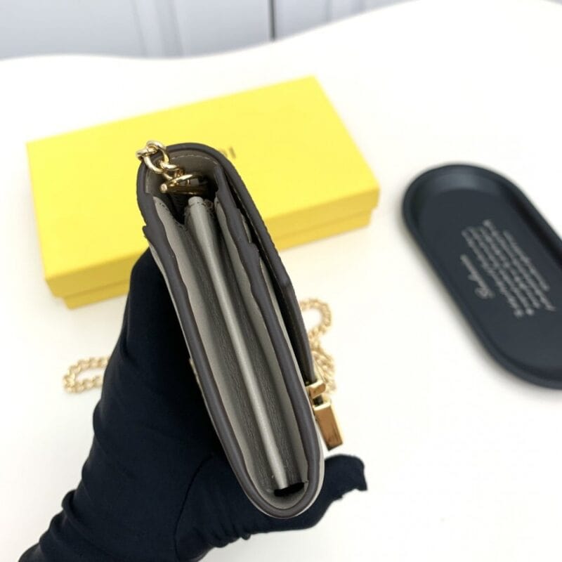 【AT2577】Fendiのカウンターコレクションをシンクロさせ、肩かけも可能です。最高品質の輸入品で、仕上げは洗練されています。
