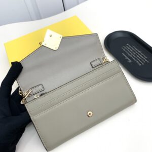 【AT2577】Fendiのカウンターコレクションをシンクロさせ、肩かけも可能です。最高品質の輸入品で、仕上げは洗練されています。