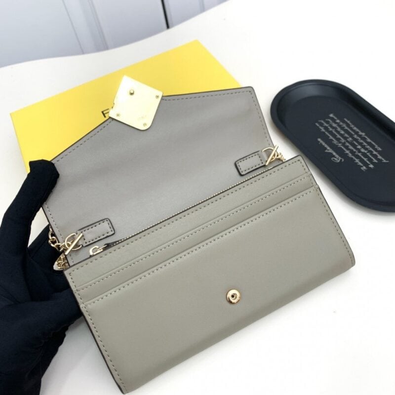 【AT2577】Fendiのカウンターコレクションをシンクロさせ、肩かけも可能です。最高品質の輸入品で、仕上げは洗練されています。