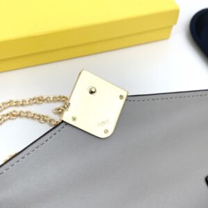 【AT2577】Fendiのカウンターコレクションをシンクロさせ、肩かけも可能です。最高品質の輸入品で、仕上げは洗練されています。