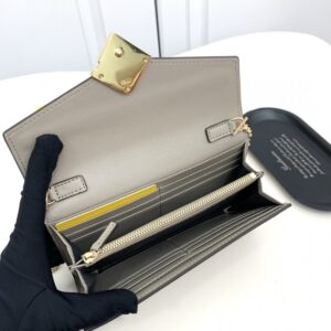 【AT2577】Fendiのカウンターコレクションをシンクロさせ、肩かけも可能です。最高品質の輸入品で、仕上げは洗練されています。