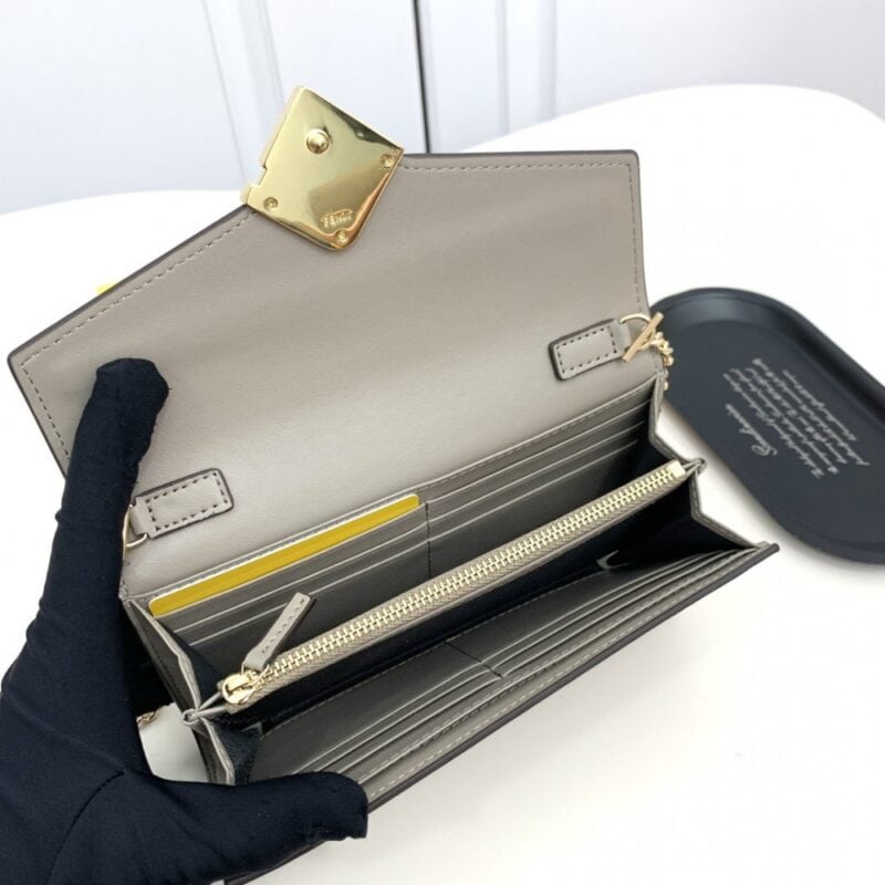 【AT2577】Fendiのカウンターコレクションをシンクロさせ、肩かけも可能です。最高品質の輸入品で、仕上げは洗練されています。