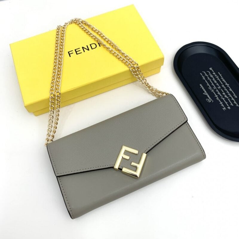 【AT2577】Fendiのカウンターコレクションをシンクロさせ、肩かけも可能です。最高品質の輸入品で、仕上げは洗練されています。