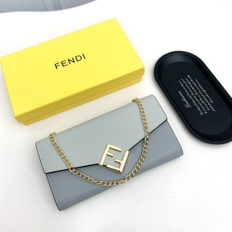 【AT2578】Fendi ディスプレイに同期し、肩にかけても使える 高級輸入品。 手の込んだエッジ処理が施されています。