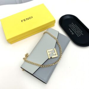 【AT2578】Fendi ディスプレイに同期し、肩にかけても使える 高級輸入品。 手の込んだエッジ処理が施されています。
