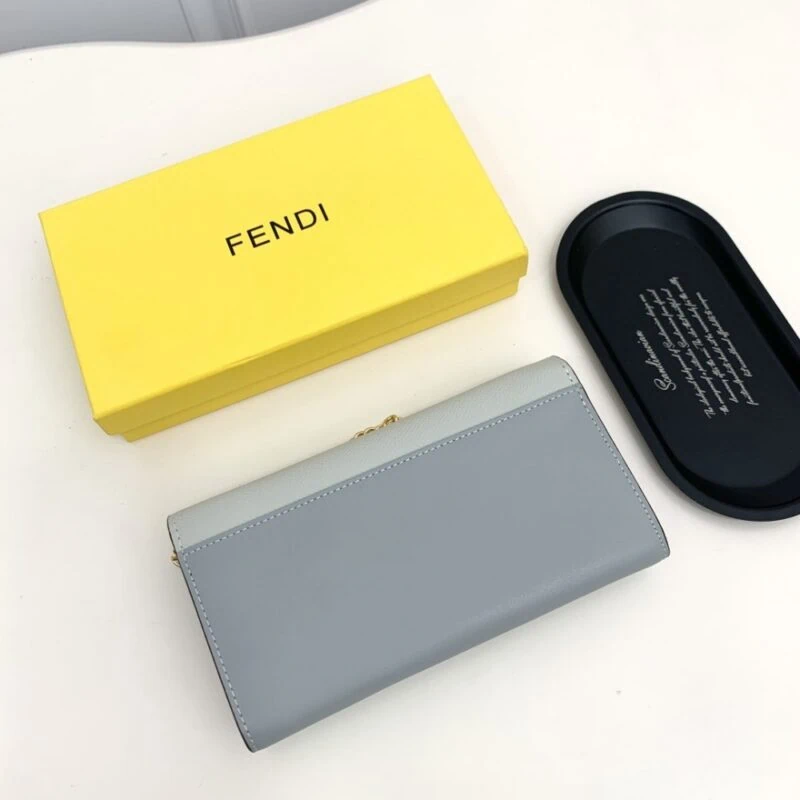 【AT2578】Fendi ディスプレイに同期し、肩にかけても使える 高級輸入品。 手の込んだエッジ処理が施されています。