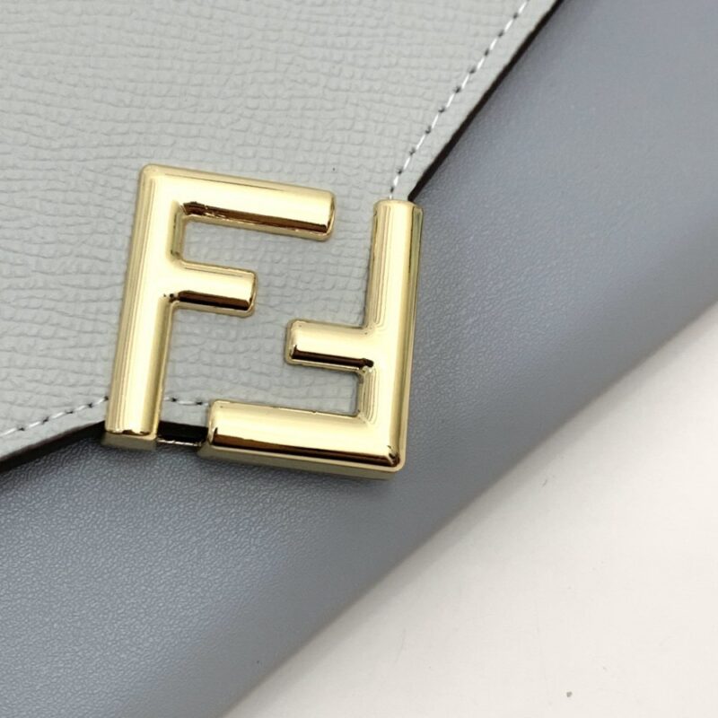 【AT2578】Fendi ディスプレイに同期し、肩にかけても使える 高級輸入品。 手の込んだエッジ処理が施されています。