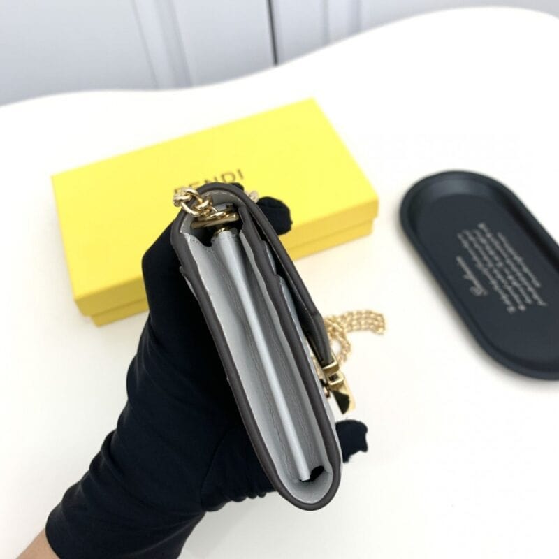 【AT2578】Fendi ディスプレイに同期し、肩にかけても使える 高級輸入品。 手の込んだエッジ処理が施されています。