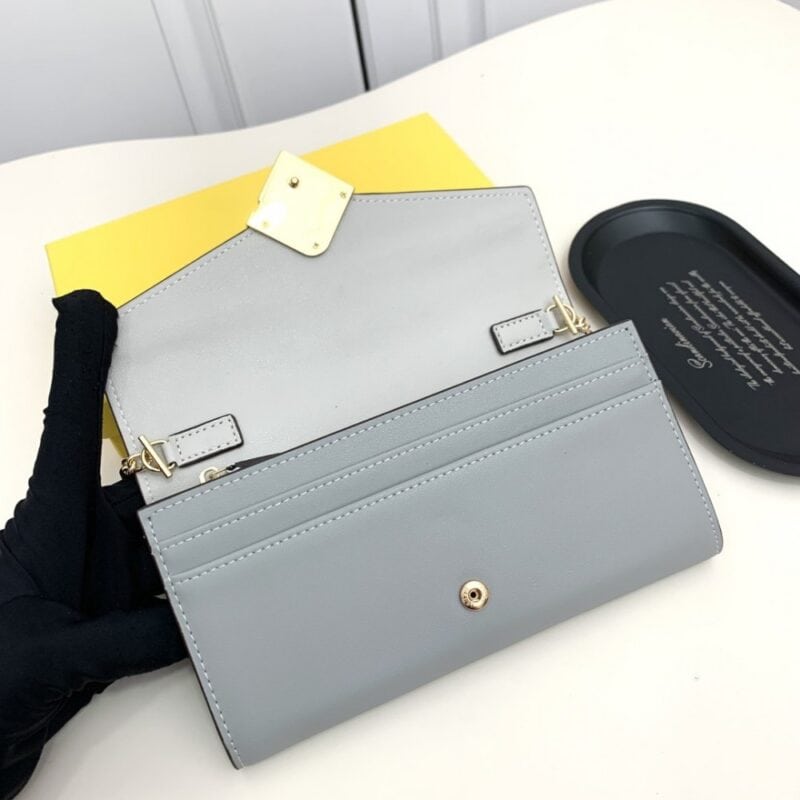 【AT2578】Fendi ディスプレイに同期し、肩にかけても使える 高級輸入品。 手の込んだエッジ処理が施されています。