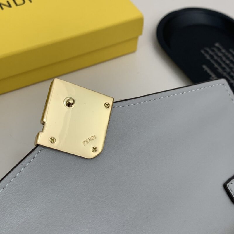 【AT2578】Fendi ディスプレイに同期し、肩にかけても使える 高級輸入品。 手の込んだエッジ処理が施されています。