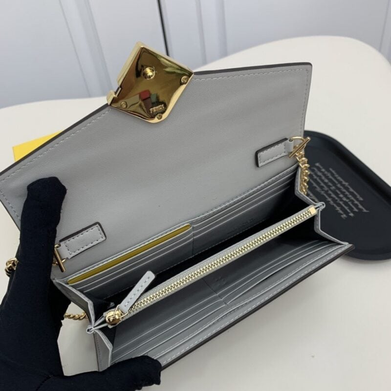 【AT2578】Fendi ディスプレイに同期し、肩にかけても使える 高級輸入品。 手の込んだエッジ処理が施されています。