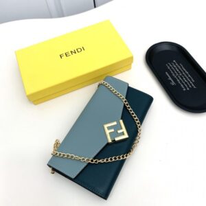 【AT2579】Fendi フェンディのカウンターと同期し、肩に掛けることができます。最高品質の輸入品で、熟練したオイルエッジの作業が特徴です。