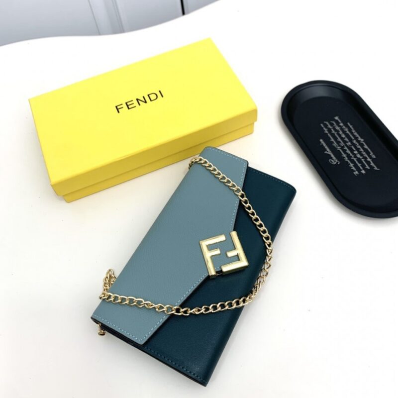 【AT2579】Fendi フェンディのカウンターと同期し、肩に掛けることができます。最高品質の輸入品で、熟練したオイルエッジの作業が特徴です。