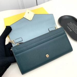 【AT2579】Fendi フェンディのカウンターと同期し、肩に掛けることができます。最高品質の輸入品で、熟練したオイルエッジの作業が特徴です。