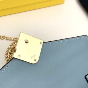 【AT2579】Fendi フェンディのカウンターと同期し、肩に掛けることができます。最高品質の輸入品で、熟練したオイルエッジの作業が特徴です。
