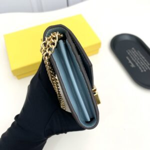 【AT2579】Fendi フェンディのカウンターと同期し、肩に掛けることができます。最高品質の輸入品で、熟練したオイルエッジの作業が特徴です。