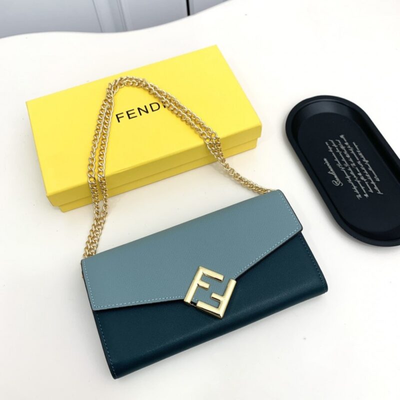 【AT2579】Fendi フェンディのカウンターと同期し、肩に掛けることができます。最高品質の輸入品で、熟練したオイルエッジの作業が特徴です。