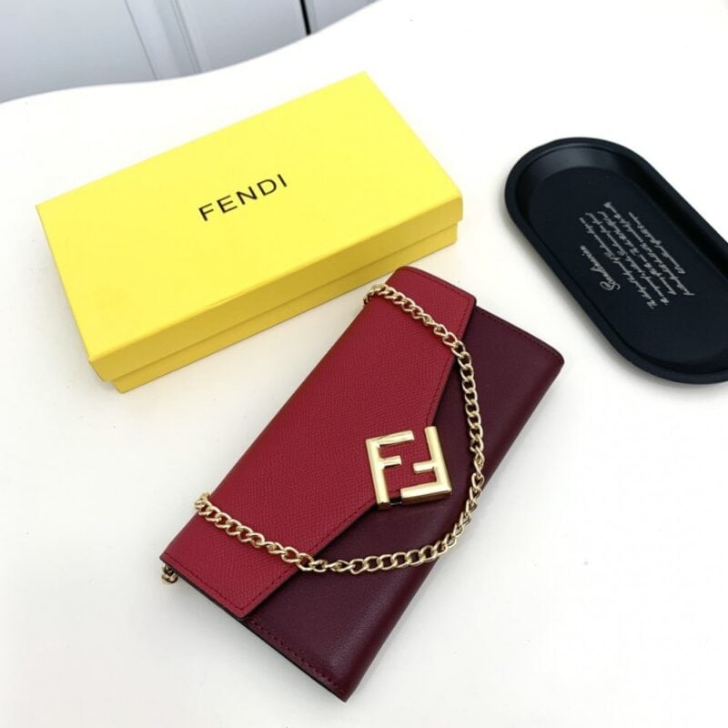 【AT2580】Fendi フェンディのカウンターと同期して、肩掛け可能なトップクオリティの輸入品です。精巧なオイルエッジ加工が施されています