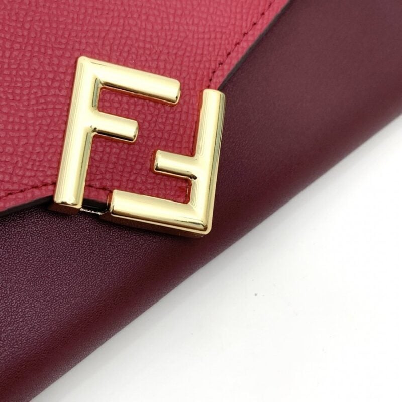 【AT2580】Fendi フェンディのカウンターと同期して、肩掛け可能なトップクオリティの輸入品です。精巧なオイルエッジ加工が施されています
