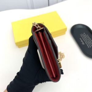 【AT2580】Fendi フェンディのカウンターと同期して、肩掛け可能なトップクオリティの輸入品です。精巧なオイルエッジ加工が施されています