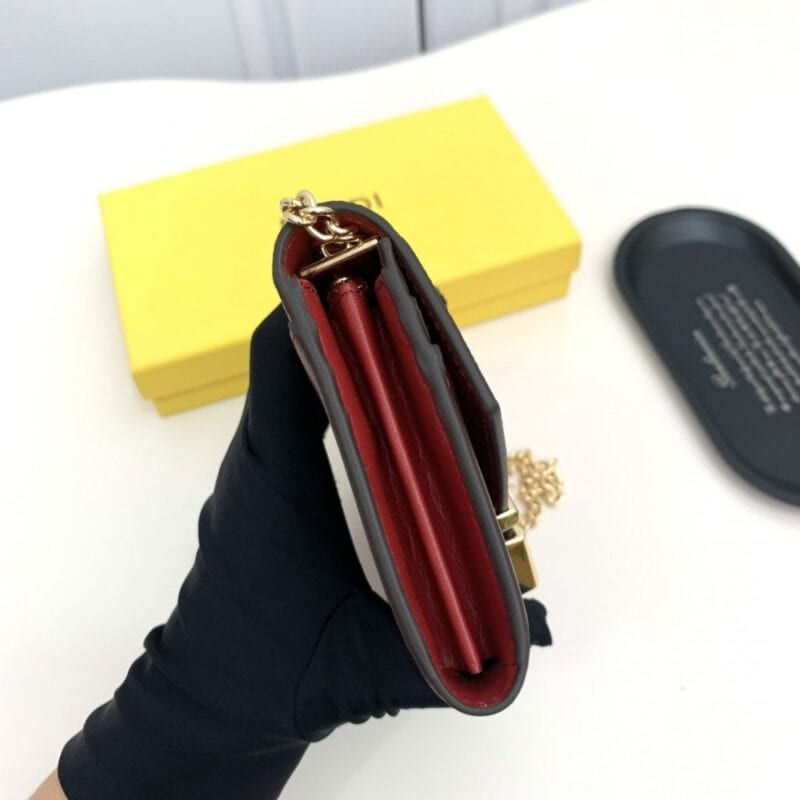 【AT2580】Fendi フェンディのカウンターと同期して、肩掛け可能なトップクオリティの輸入品です。精巧なオイルエッジ加工が施されています