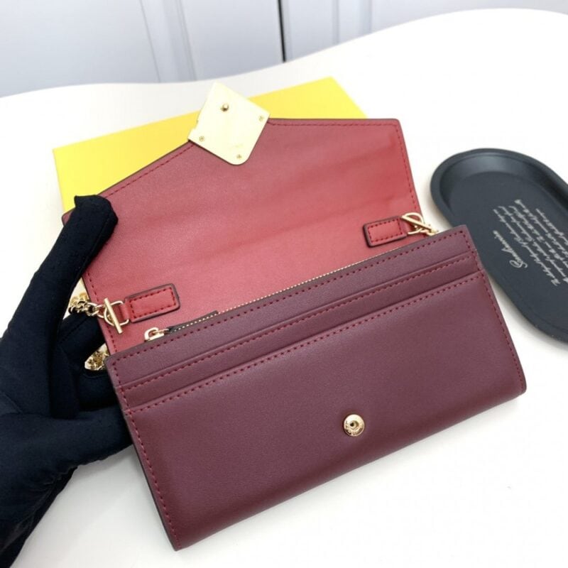 【AT2580】Fendi フェンディのカウンターと同期して、肩掛け可能なトップクオリティの輸入品です。精巧なオイルエッジ加工が施されています