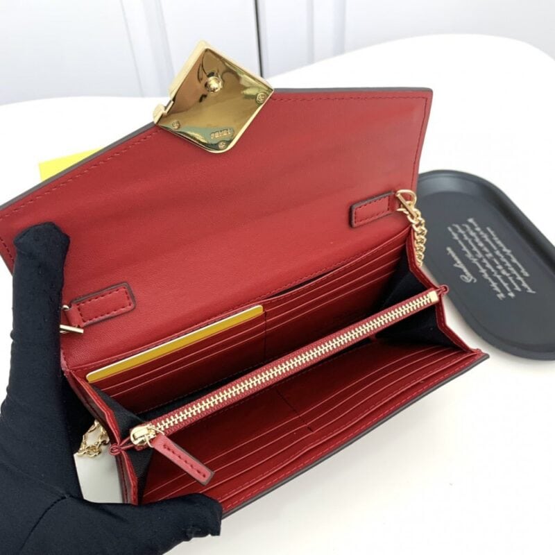 【AT2580】Fendi フェンディのカウンターと同期して、肩掛け可能なトップクオリティの輸入品です。精巧なオイルエッジ加工が施されています