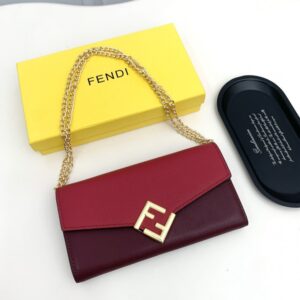 【AT2580】Fendi フェンディのカウンターと同期して、肩掛け可能なトップクオリティの輸入品です。精巧なオイルエッジ加工が施されています